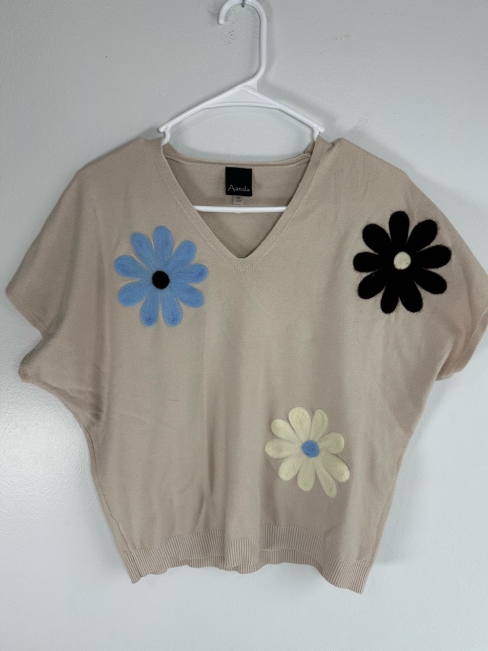 Aaeda Beige V-Neck Sweater with Felt Floral Appliqués Size Medium Boho Chic Twee